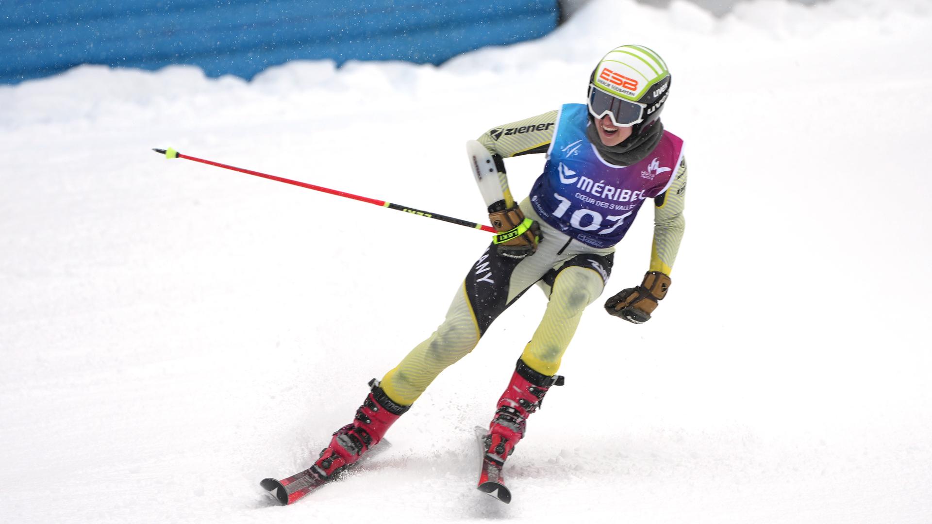 Anna-Maria Rieder auf den Ski auf der Piste.