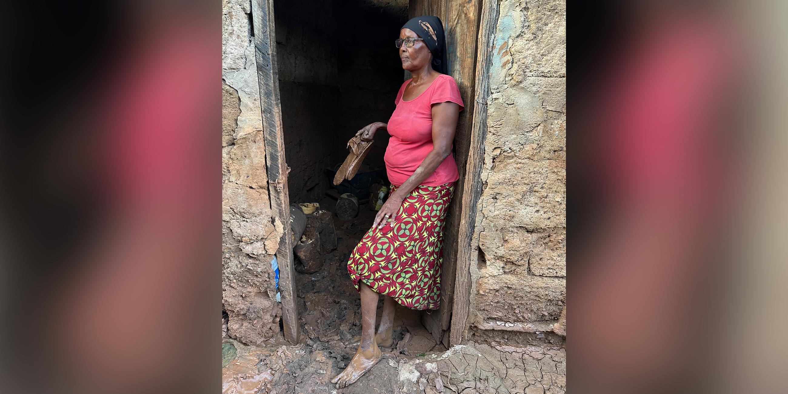 Anna Musyoka an der Eingangstür ihres Hauses.