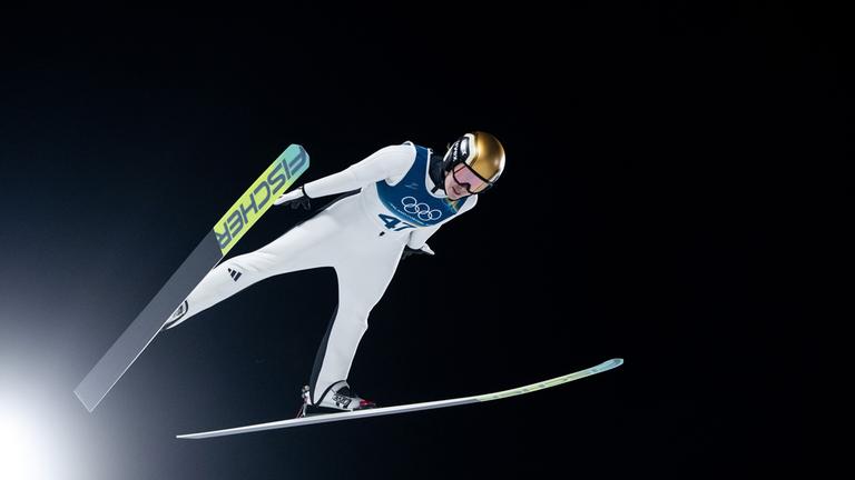 Anna Odine Strøm (Norwegen) beim Einzel-Skispringen der Damen auf der Normalschanze bei den Olympischen Spielen Milano Cortina 2026.