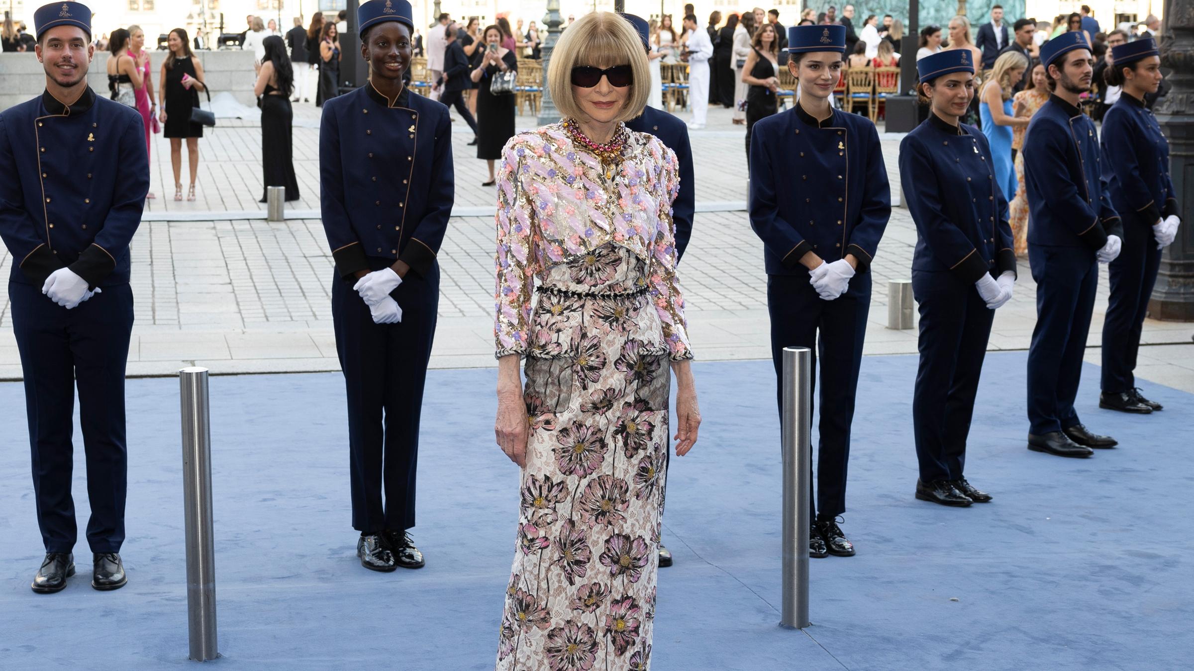 Anna Wintour auf dem blauen Teppich