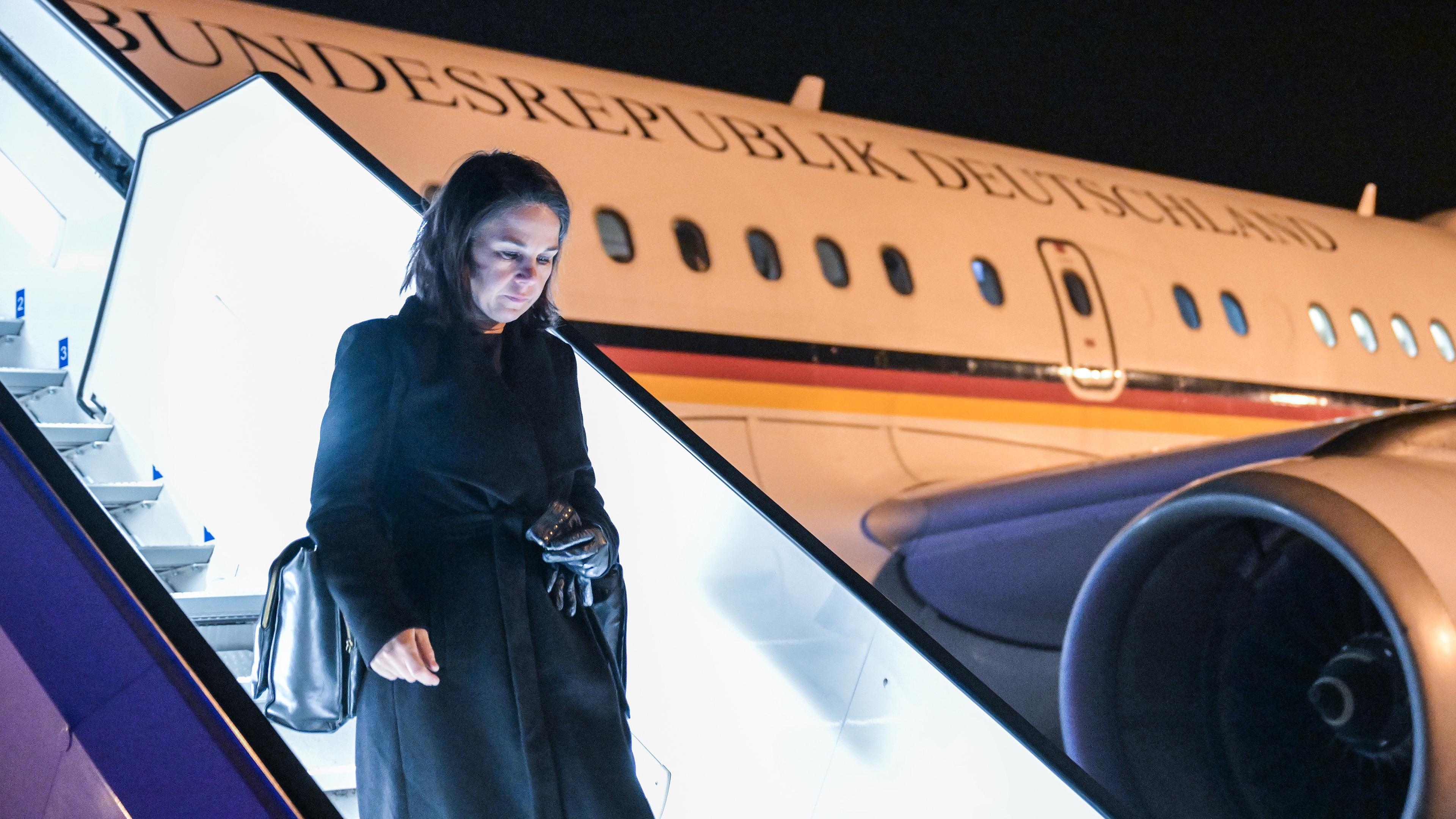 Außenministerin Annalena Baerbock steigt aus dem Regierungsflieger in Ljubljana (Slowenien), aufgenommen am 04.12.2023 