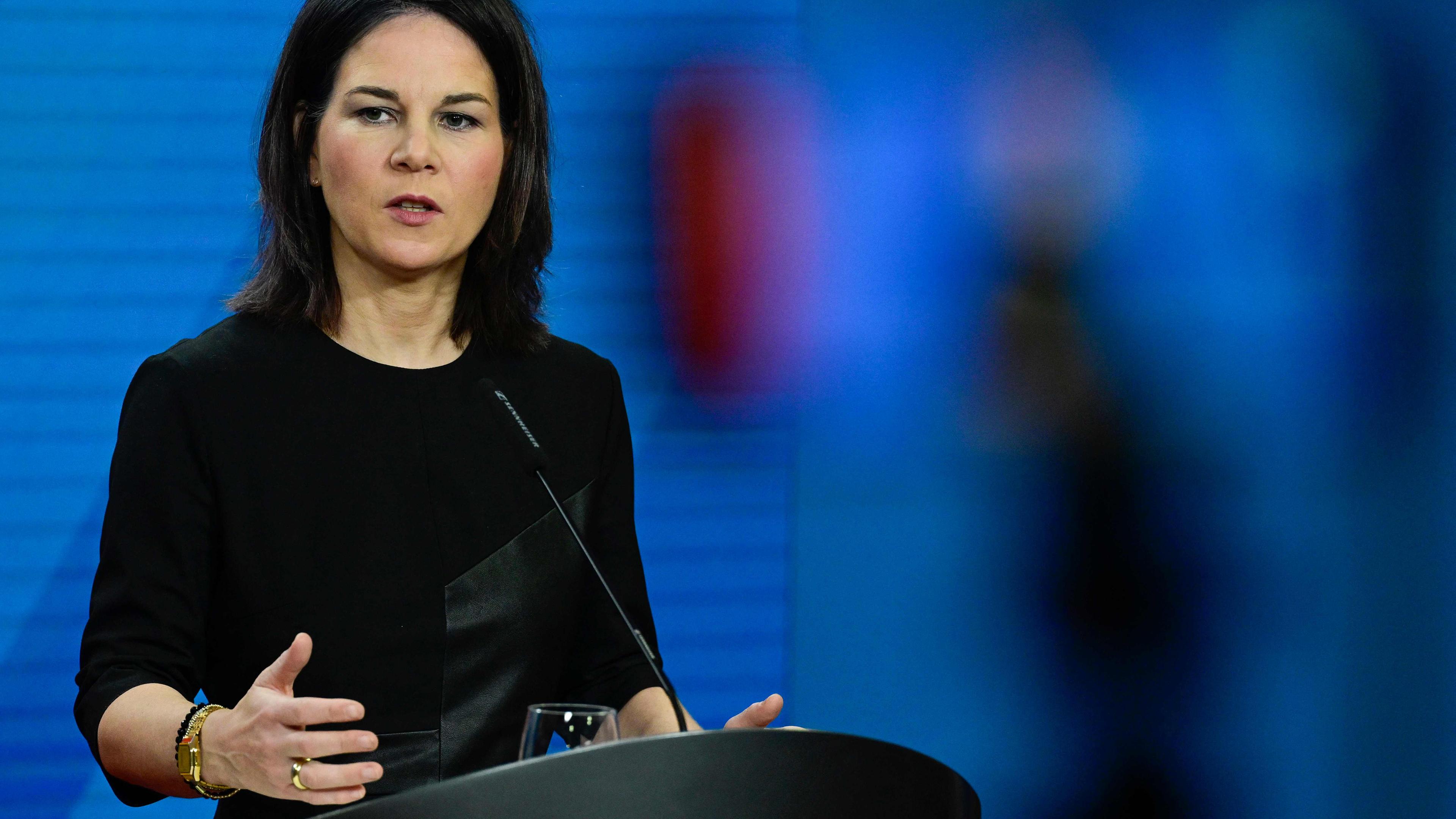 Annalena Baerbock bei einer gemeinsamen Pressekonferenz mit dem libanesischen Außenminister nach Gesprächen in Berlin, Deutschland, am 15.12.2023.