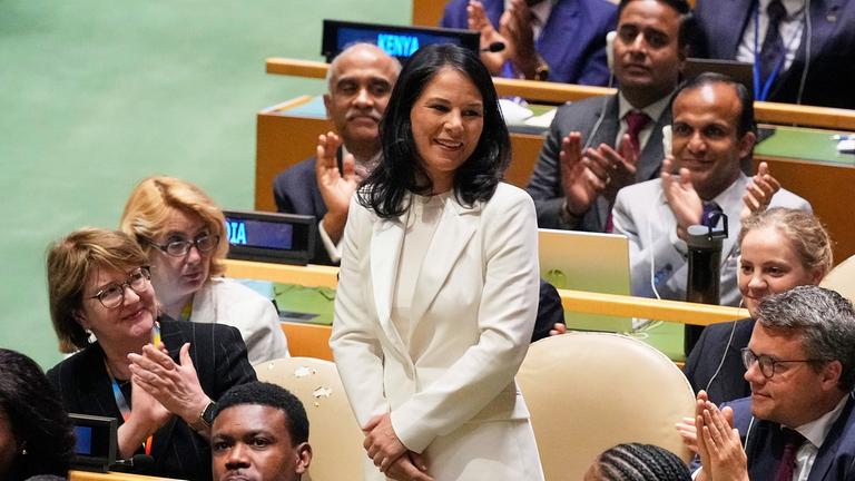 Annalena Baerbock nimmt den Applaus entgegen, als sie am Montag, dem 2. Juni 2025, zur Präsidentin der 80. Generalversammlung der Vereinten Nationen gewählt wird.