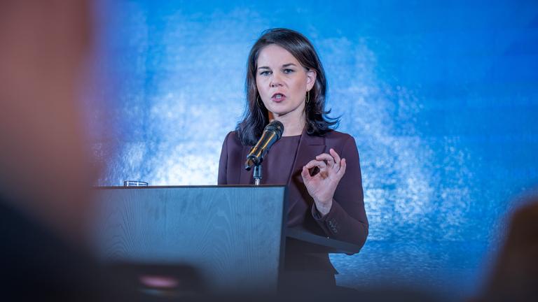 Außenministerin Baerbock nimmt an einem Pressestatement nach den Gesprächen in China teil