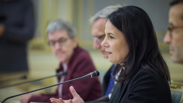 Außenministerin Baerbock trifft in einem Meeting am 4. November 2024 auf frn ukrainischen Präsidenten Selenskyj.