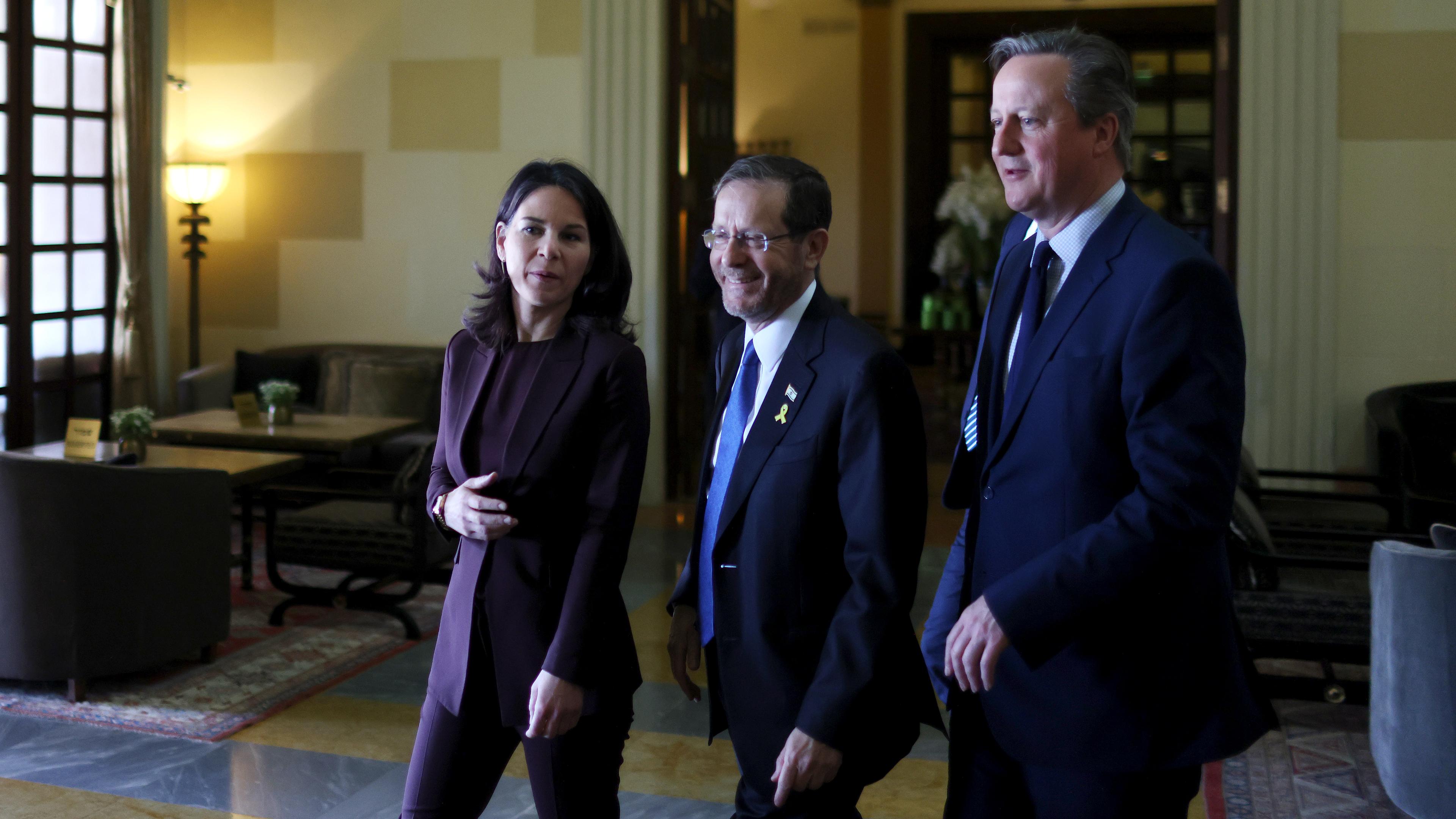 Die deutsche Außenministerin Annalena Baerbock (l, Bündnis 90/Grüne) und der britische Außenminister David Cameron (r) kommen zu einem Treffen mit dem israelischen Staatspräsidenten Isaac Herzog (M), aufgenommen am 17.04.2024 in Jerusalem (Israel)