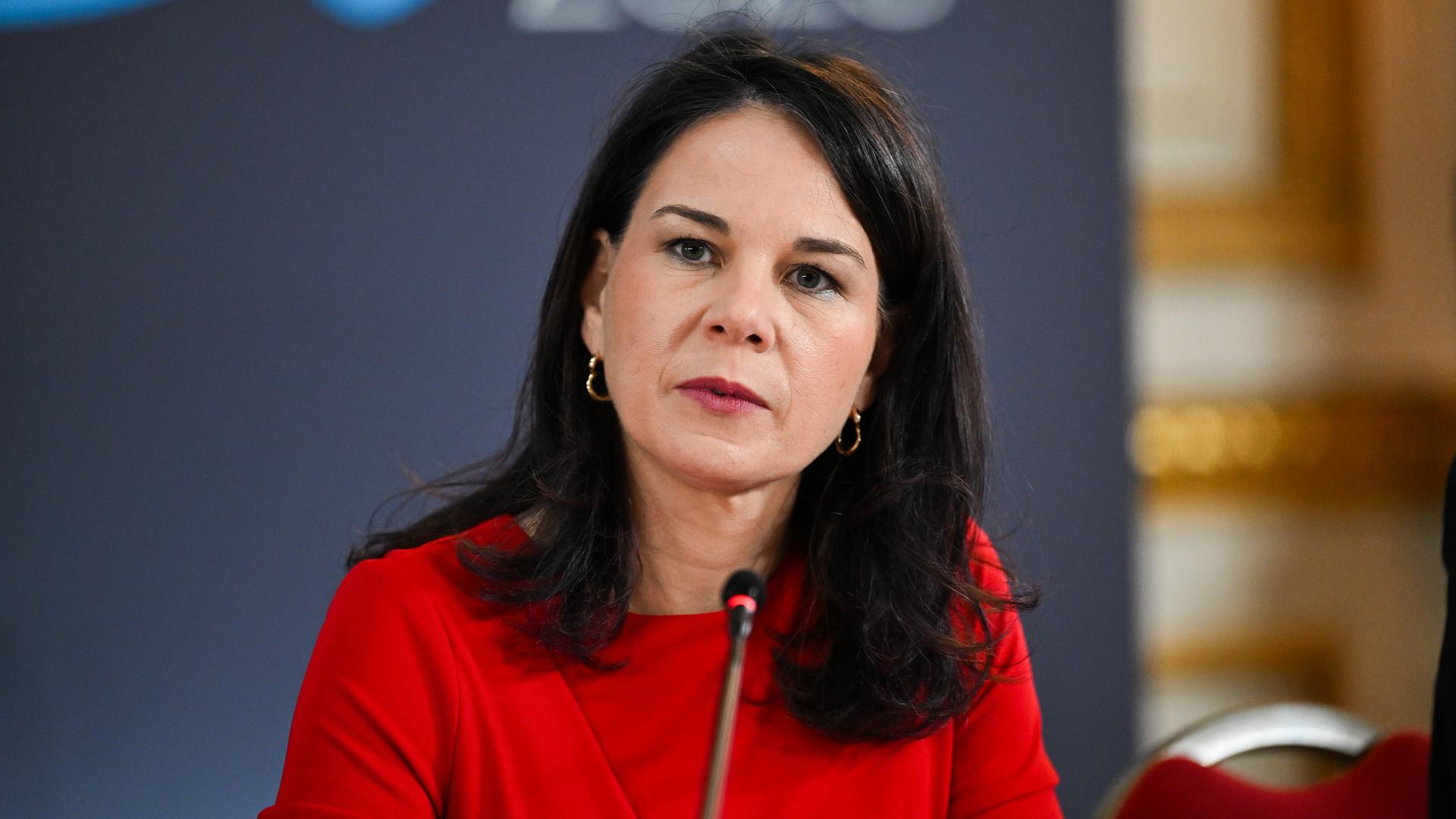 Großbritannien, London: Bundesaußenministerin Annalena Baerbock nimmt an der Sudan-Konferenz teil