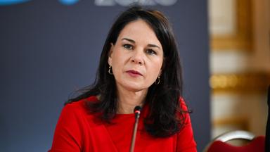 Großbritannien, London: Bundesaußenministerin Annalena Baerbock nimmt an der Sudan-Konferenz teil