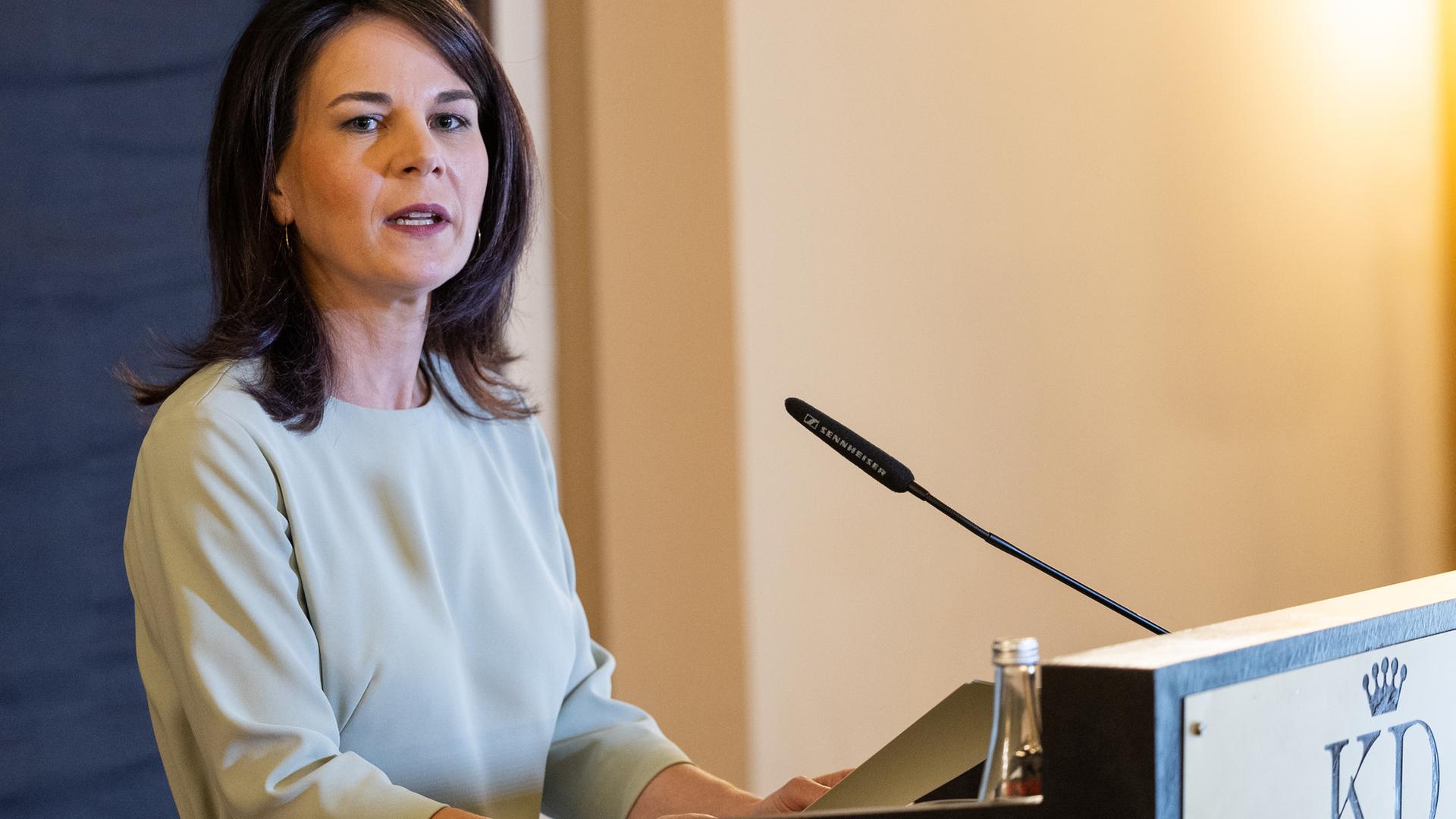 Israel, Jerusalem: Annalena Baerbock (Bündnis 90/Die Grünen), Bundesaußenministerin, spricht auf einer Pressekonferenz im Hotel King David in Jerusalem.