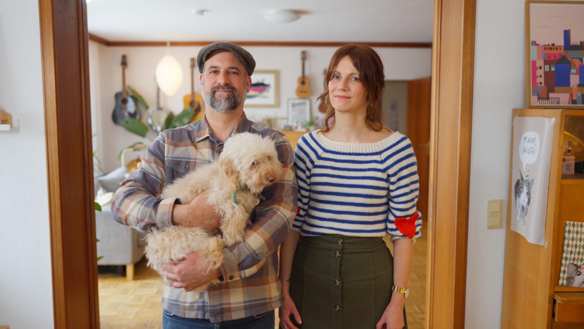 Anne Behl und Tobias Wieland schauen mit ihrem Hund in die Kamera.