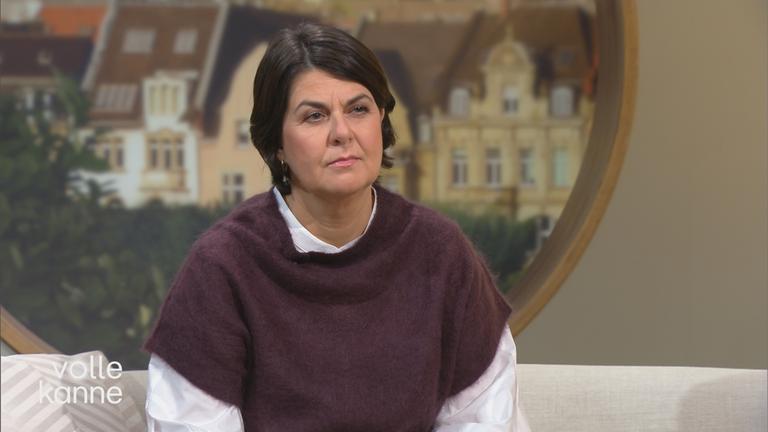 Anne Brühl sitzt auf der Volle Kanne Couch