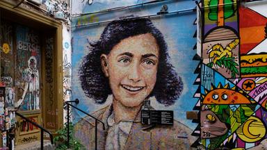 An einer Wand in den Hackeschen Höfen in Berlin am Eingang des Anne Frank Zentrums ist ein gemaltes Bild von Anne Frank.