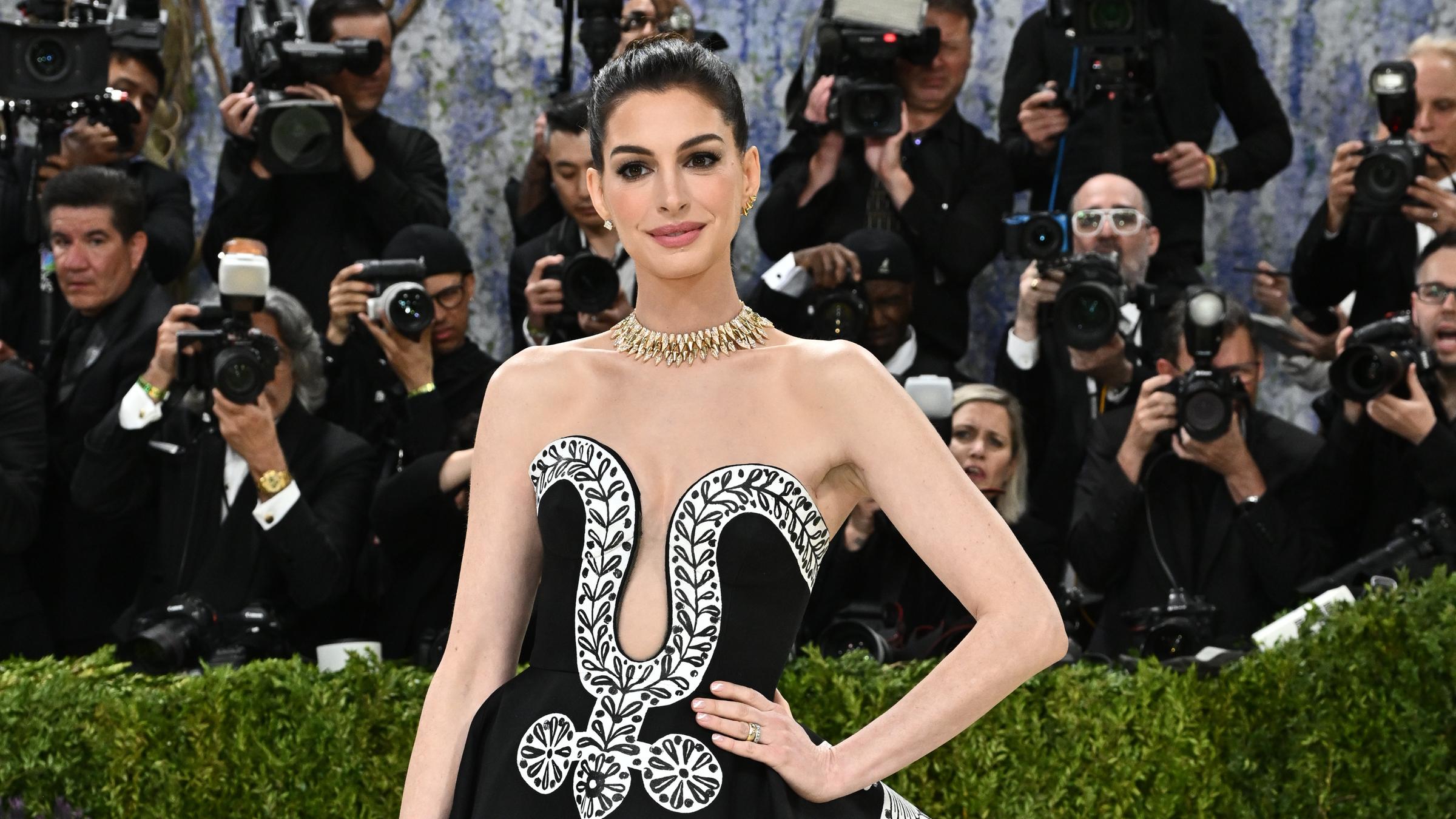 Anne Hathaway trifft bei der Benefizgala des Costume Institute des Metropolitan Museum of Art ein.