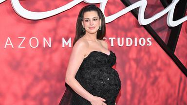 Das Bild zeigt Schauspielerin Anne Hathaway in einem schwarzen Kleid auf dem roten Teppich zu "Verity"