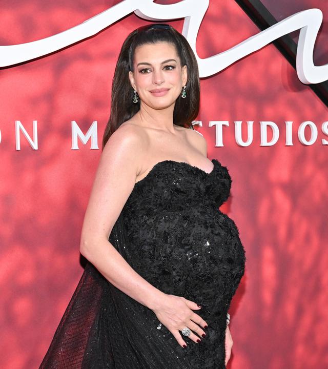 Das Bild zeigt Schauspielerin Anne Hathaway in einem schwarzen Kleid auf dem roten Teppich zu "Verity"