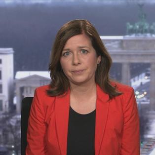 Anne Herzlieb im Interview bei Volle Kanne. Im Hintergrund das Brandenburger Tor.
