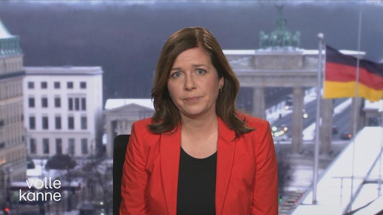 Anne Herzlieb im Interview bei Volle Kanne. Im Hintergrund das Brandenburger Tor.