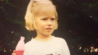 McCarthy ist auf diesem Bild ein Kind im Vorschulalter. Sie hat blonde Haare und guckt etwas kritsch.