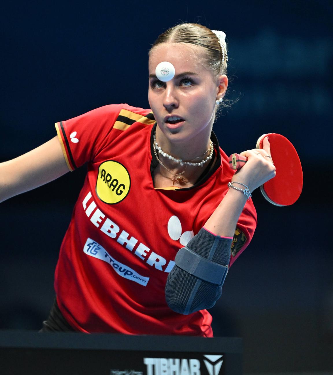 Annett Kaufmann spielt den Tischtennisball bei den Team-Europameisterschaften