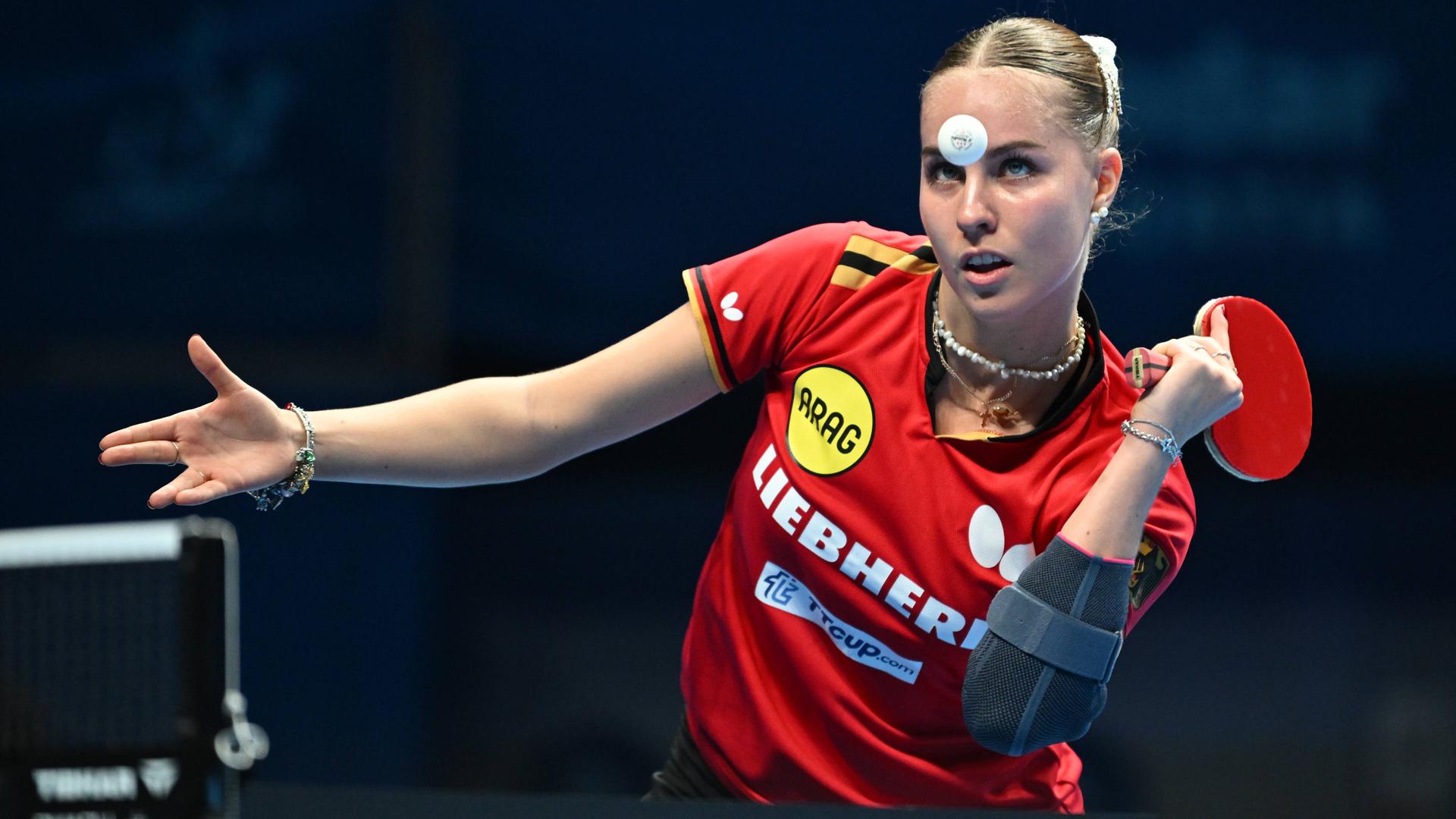 Annett Kaufmann spielt den Tischtennisball bei den Team-Europameisterschaften