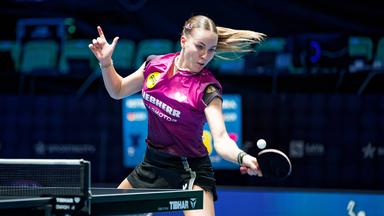 Die deutsche Tischtennisspielerin Annett Kaufmann spielt in der Tischtennis-Europameisterschaftspartie gegen Nina Mittelham den Ball zurück