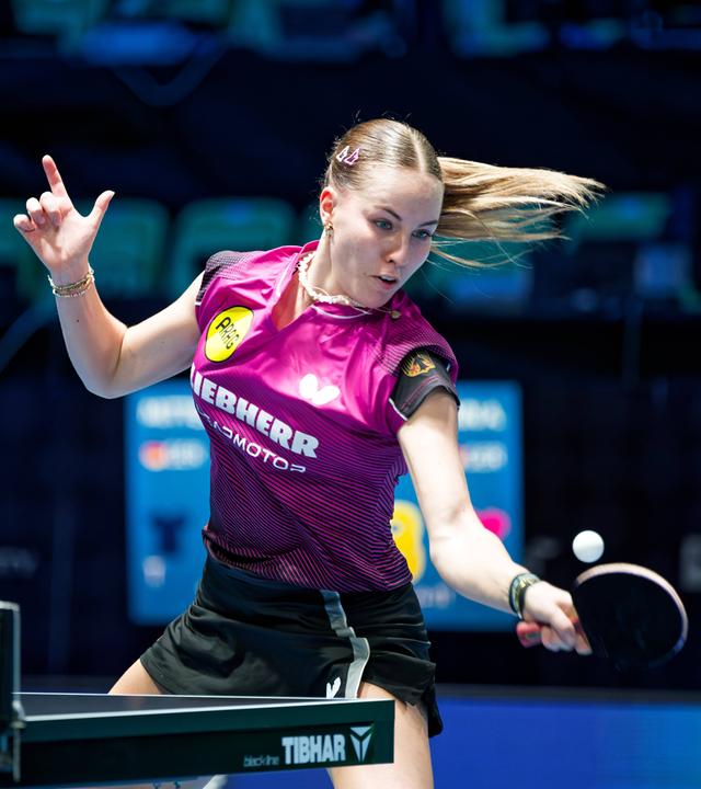 Die deutsche Tischtennisspielerin Annett Kaufmann spielt in der Tischtennis-Europameisterschaftspartie gegen Nina Mittelham den Ball zurück