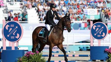 Annika Zillekens aus Deutschland reitet nach ihrem Abwurf mit dem Pferd