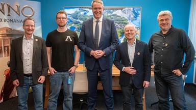 Zur Jubiläumsfeier von Ubisoft Mainz kamen der Ministerpräsident von Rheinland-Pfalz, Alexander Schweitzer (Mitte) und der Ubisoft-Gründer und CEO Yves Guillemot (2.v.r.). Studio Manager Thomas Pottkämper ist links im Bild, Zone Managing Director Benedikt Grindel rechts.