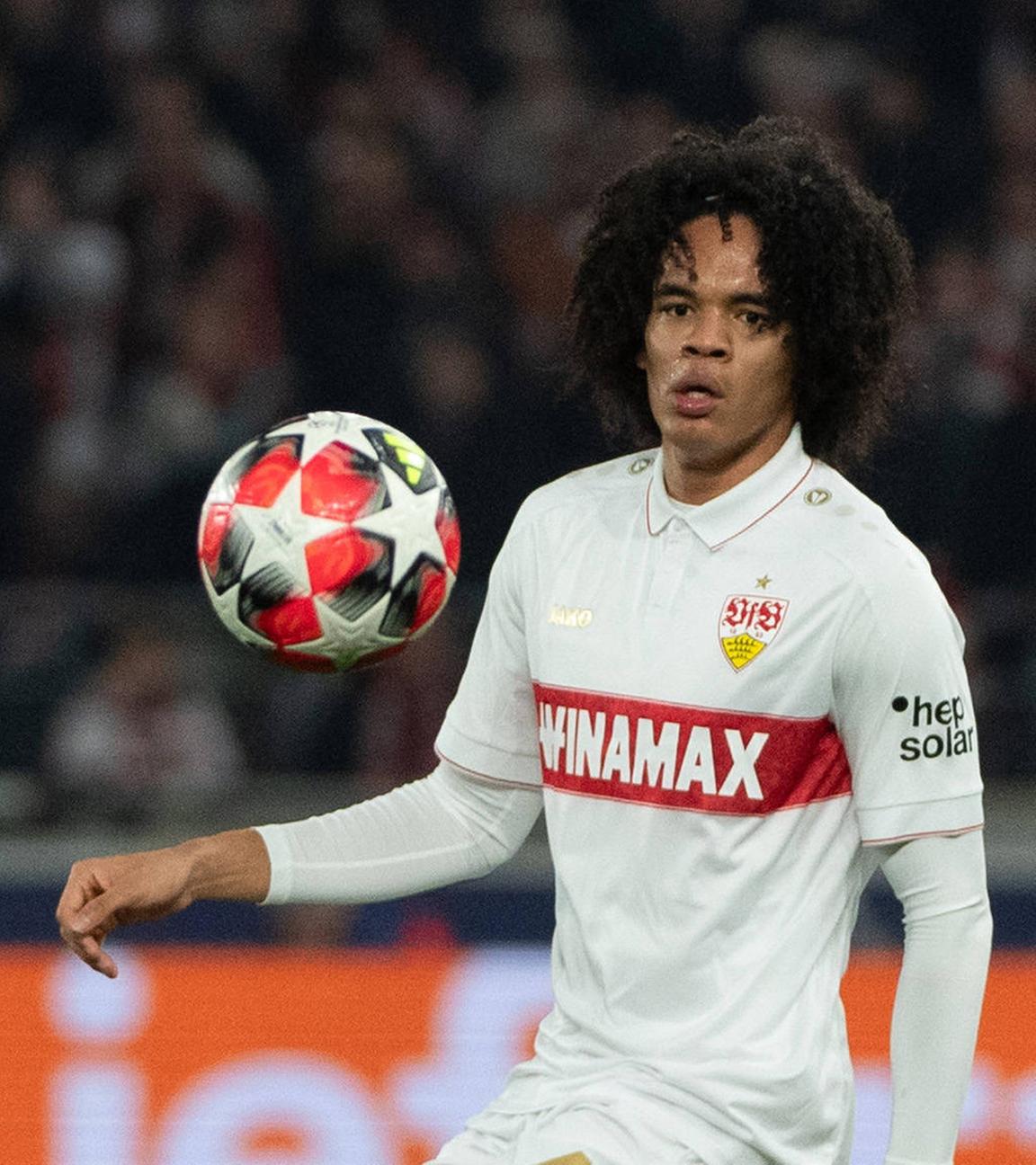 Anrie Chase nimmt den Ball bei einem Spiel des VfB Stuttgart gegen Paris Saint Germain entgegen. (Archiv)