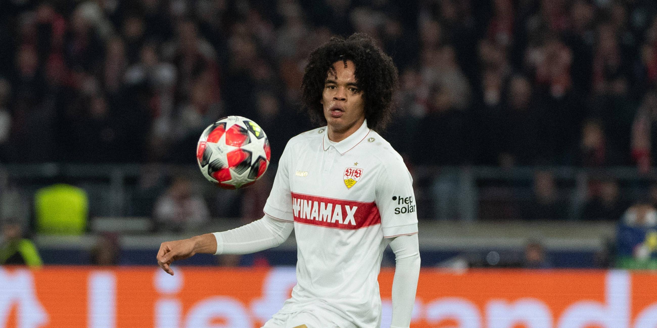 Anrie Chase nimmt den Ball bei einem Spiel des VfB Stuttgart gegen Paris Saint Germain entgegen. (Archiv)