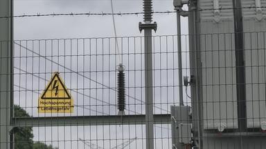 Zu sehen ist ein Umspannwerk, woein schlid hängt auf dem Hochspannung Lebensgefahr steht. 