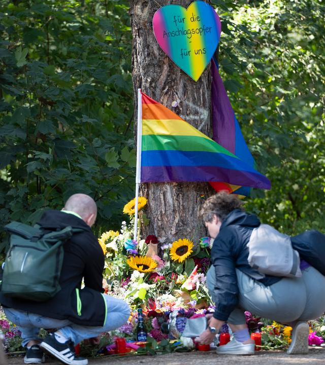 Menschen trauern an in der Nähe des Tatorts im Berliner Tiergarten.