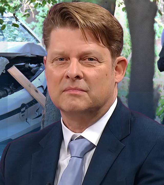 Islamwissenschaftler Guido Steinberg ist in einem Anzug zu sehen. Das Hintergrundbild ist von einem Autowrack.