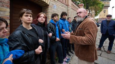 Vertreter der Jüdischen Studierendenunion Deutschlands versperren vor Hans-Thomas Tillschneider (AfD, 2.v.r.), stellvertretender Landtagspräsident in Sachsen-Anhalt, den Eingang zur Synagoge in Halle/Saale.