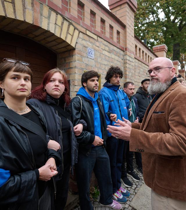 Vertreter der Jüdischen Studierendenunion Deutschlands versperren vor Hans-Thomas Tillschneider (AfD, 2.v.r.), stellvertretender Landtagspräsident in Sachsen-Anhalt, den Eingang zur Synagoge in Halle/Saale.