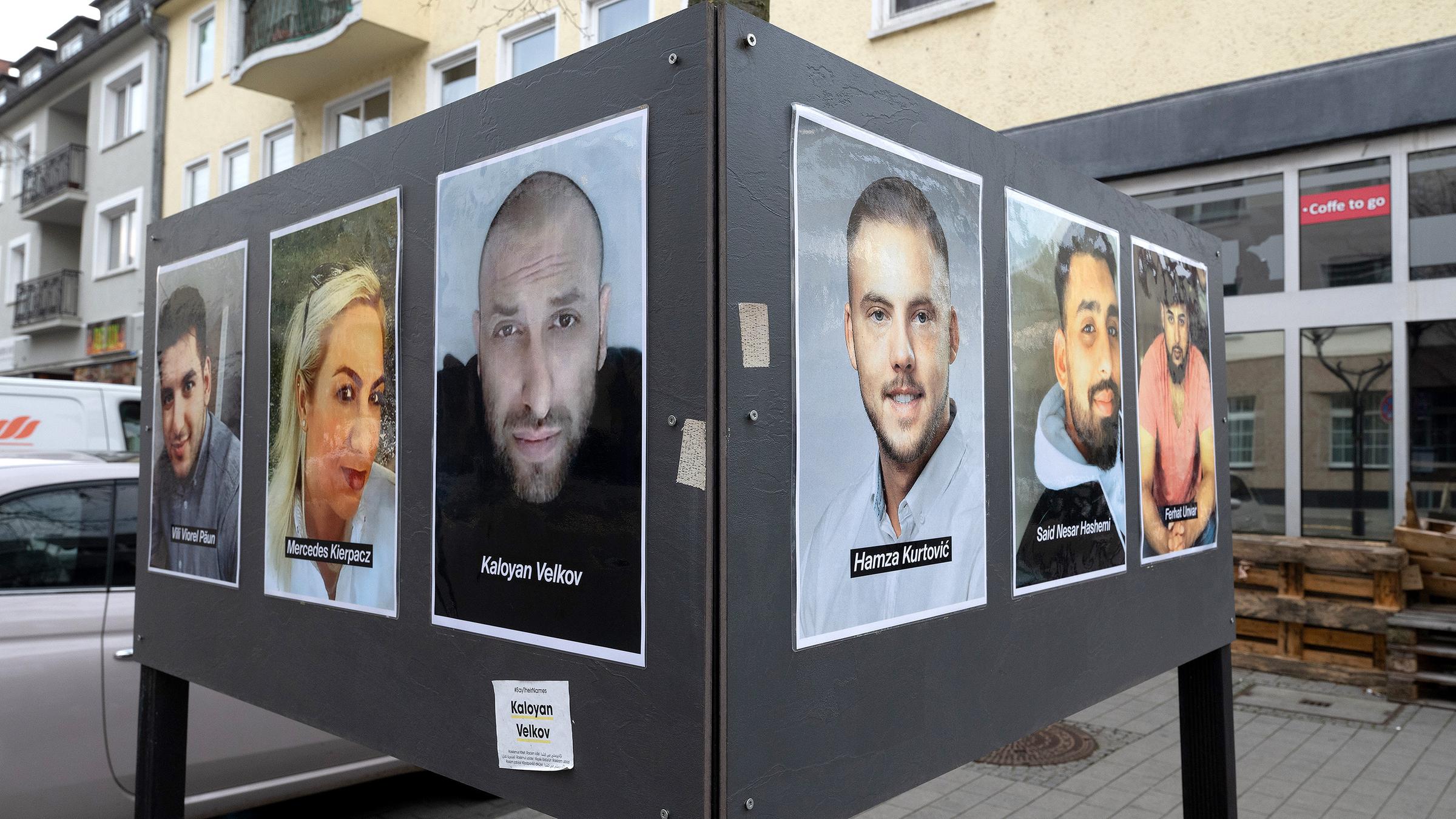 Fotos der Opfer erinnern auf dem Heumarkt in Hanau an die Opfer des rassistischen Anschlags