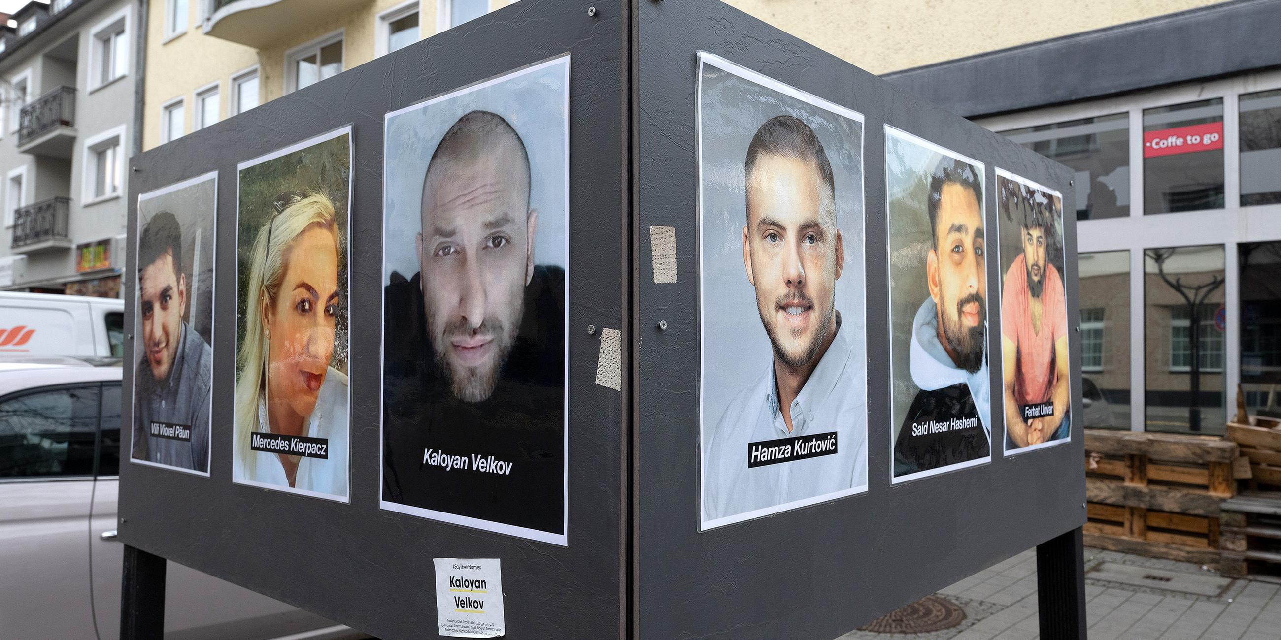 Fotos der Opfer erinnern auf dem Heumarkt in Hanau an die Opfer des rassistischen Anschlags