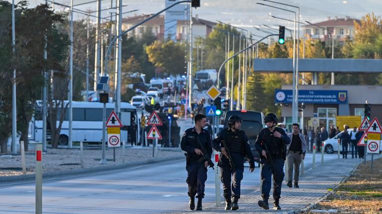 Notfall- und Sicherheitsteams werden am Mittwoch, 23. 10. 2024, außerhalb von Turkish Aerospace Industries Inc. am Stadtrand von Ankara, Türkei, eingesetzt.