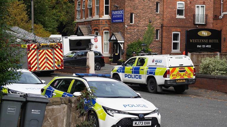 In der Nähe von Manchester kam es am höchsten jüdischen Feiertag Jom Kippur zu einem Anschlag auf eine Synagoge. Mindestens drei Menschen wurden getötet.