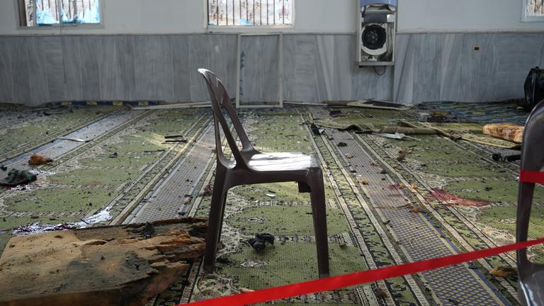 Syrien, Homs: Nach einer Explosion in einer Moschee ist der Innenraum verwüstet. Im der Mitte steht ein Stuhl, unten ist ein rotes Absperrband angebracht.