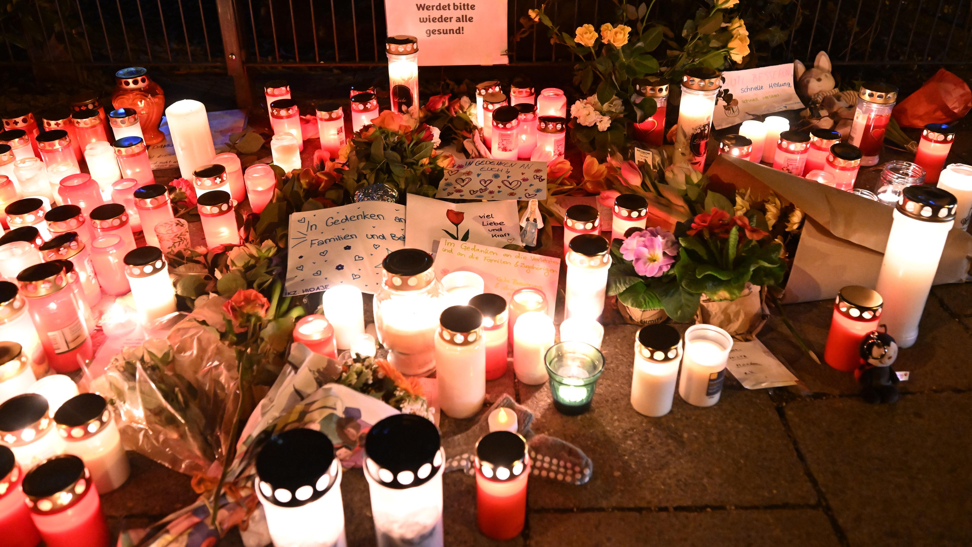 Blumen, Kerzen und Nachrichten liegen auf dem Gehweg in der Nähe der Stelle, wo ein Auto in eine Gruppe von Demonstranten gefahren war.