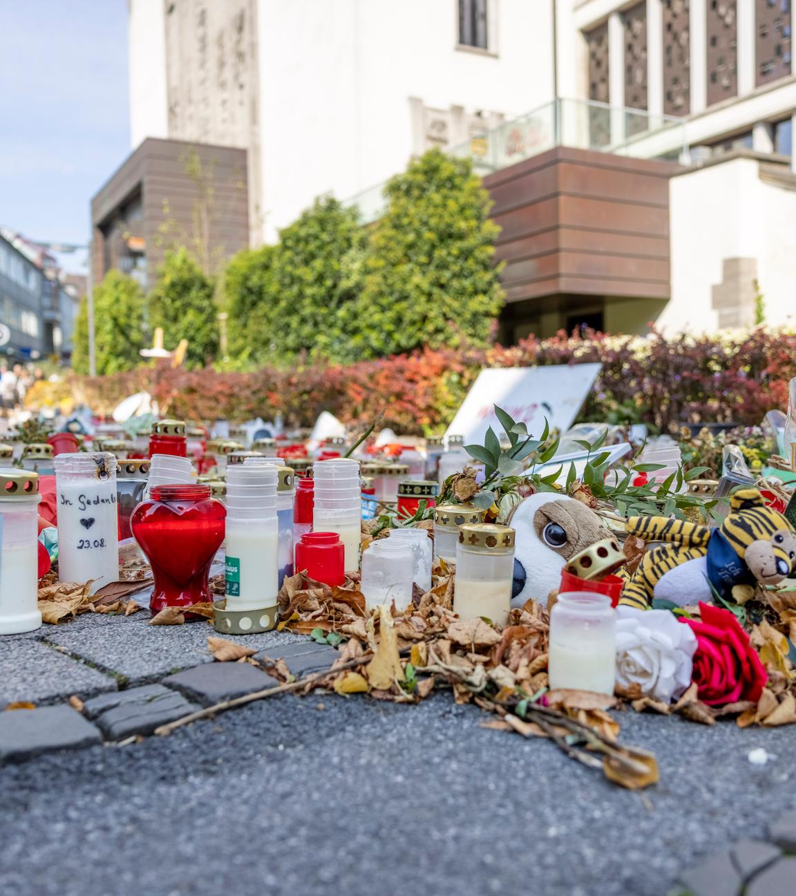 Nordrhein-Westfalen, Solingen: Hunderte Kerzen, Blumen und Trauerschreiben befinden sich am Gedenkort unweit des Tatorts.