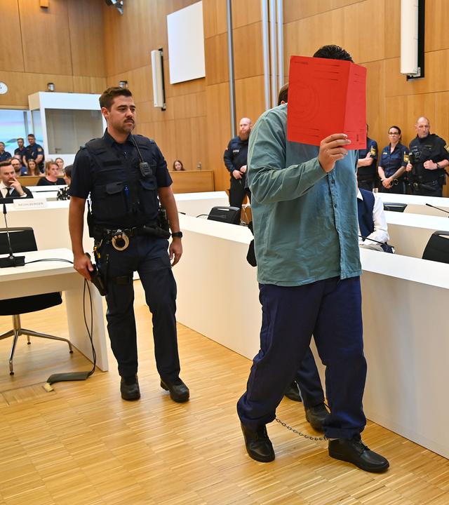 Der afghanische Asylbewerber Farhad Noori wurde heute vor dem Oberlandesgericht München wegen dem Anschlag auf eine Verdi-Demonstration vergangenen Jahres zu lebenslanger Haft verurteilt.