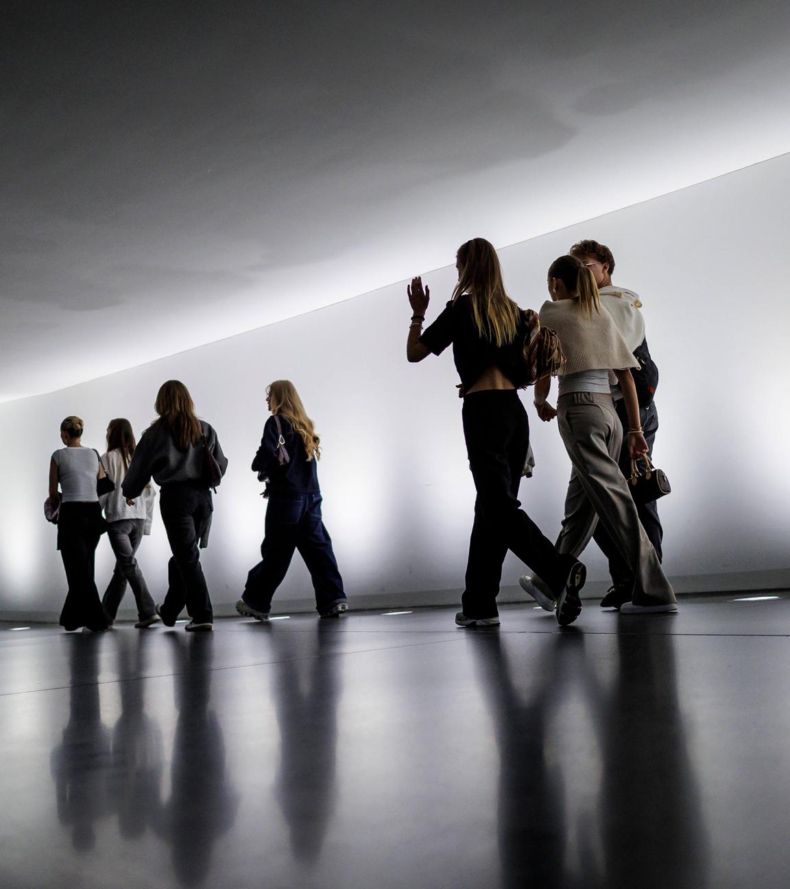 BesucherInnen und MitarbeiterInnen aufgenommen in einem unterirdischen Verbindungsgang im Reichstag. Berlin.