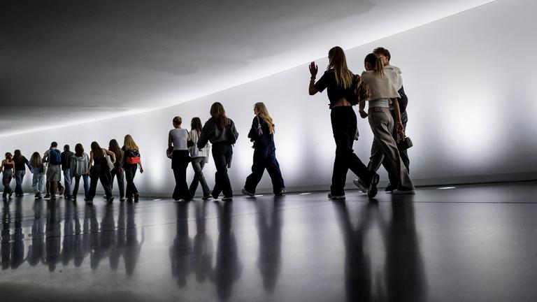 BesucherInnen und MitarbeiterInnen aufgenommen in einem unterirdischen Verbindungsgang im Reichstag. Berlin.