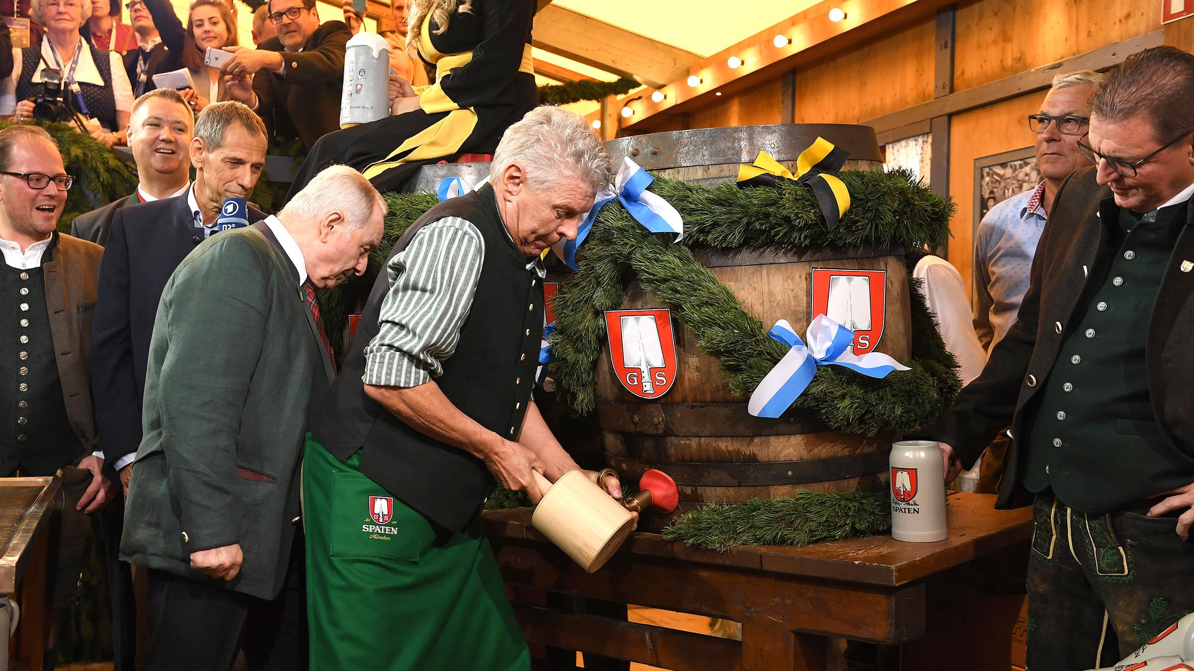 Oberbürgermeister Dieter Reiter beim Anstich auf dem Oktoberfest