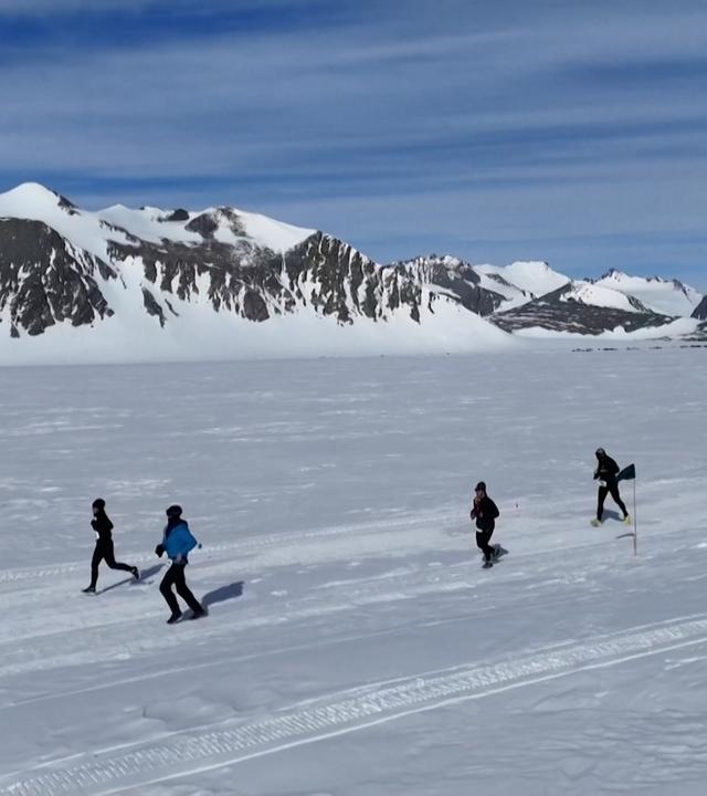 Läufer laufen einen Marathon durch die Antarktis
