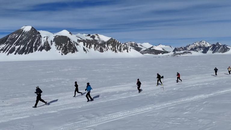 Läufer laufen einen Marathon durch die Antarktis