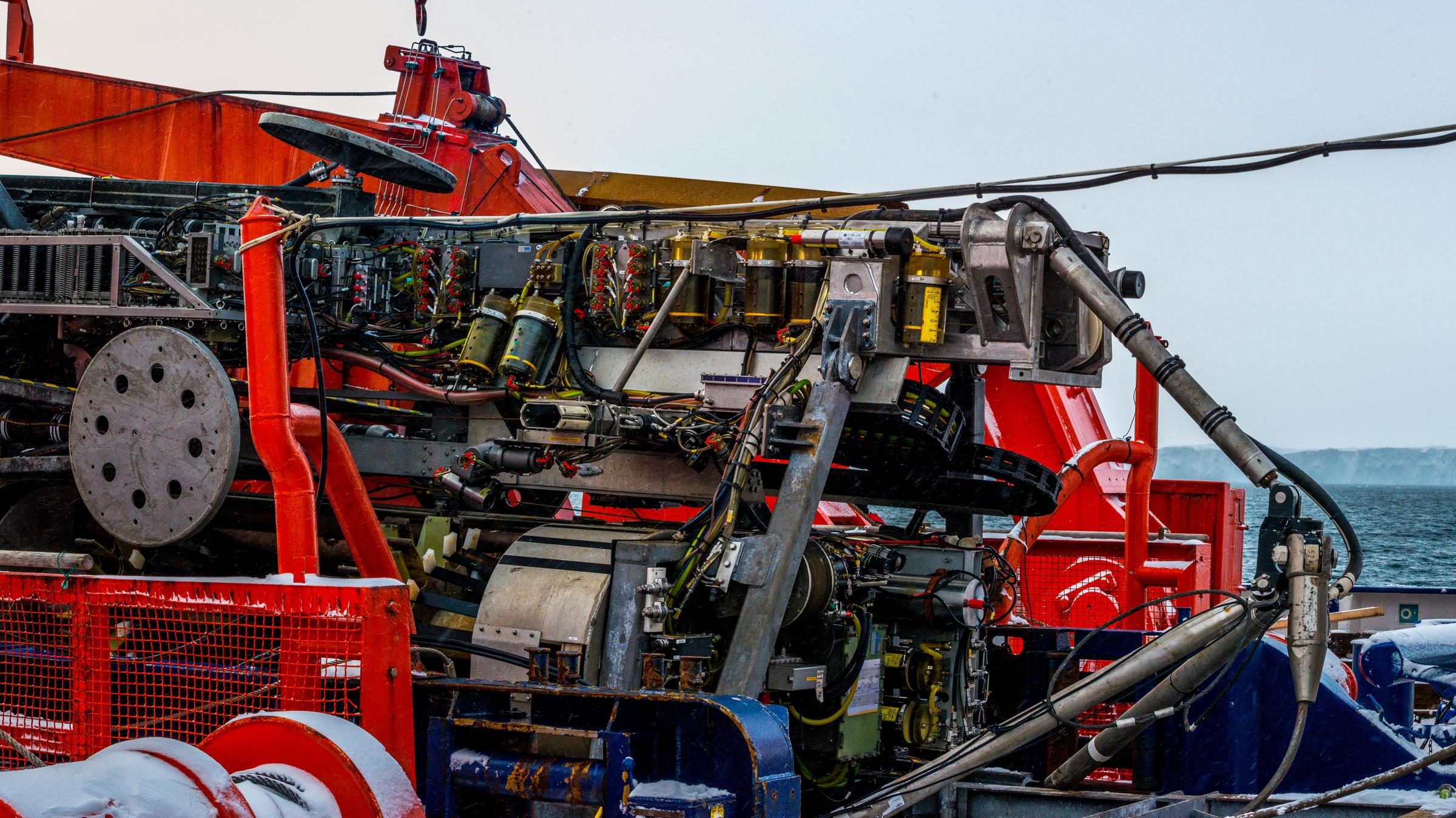 Eine meterbreite Apparatur, ein spezieller Sediment-Bohrer, liegt an Deck des Forschungsschiffes Polarstern.