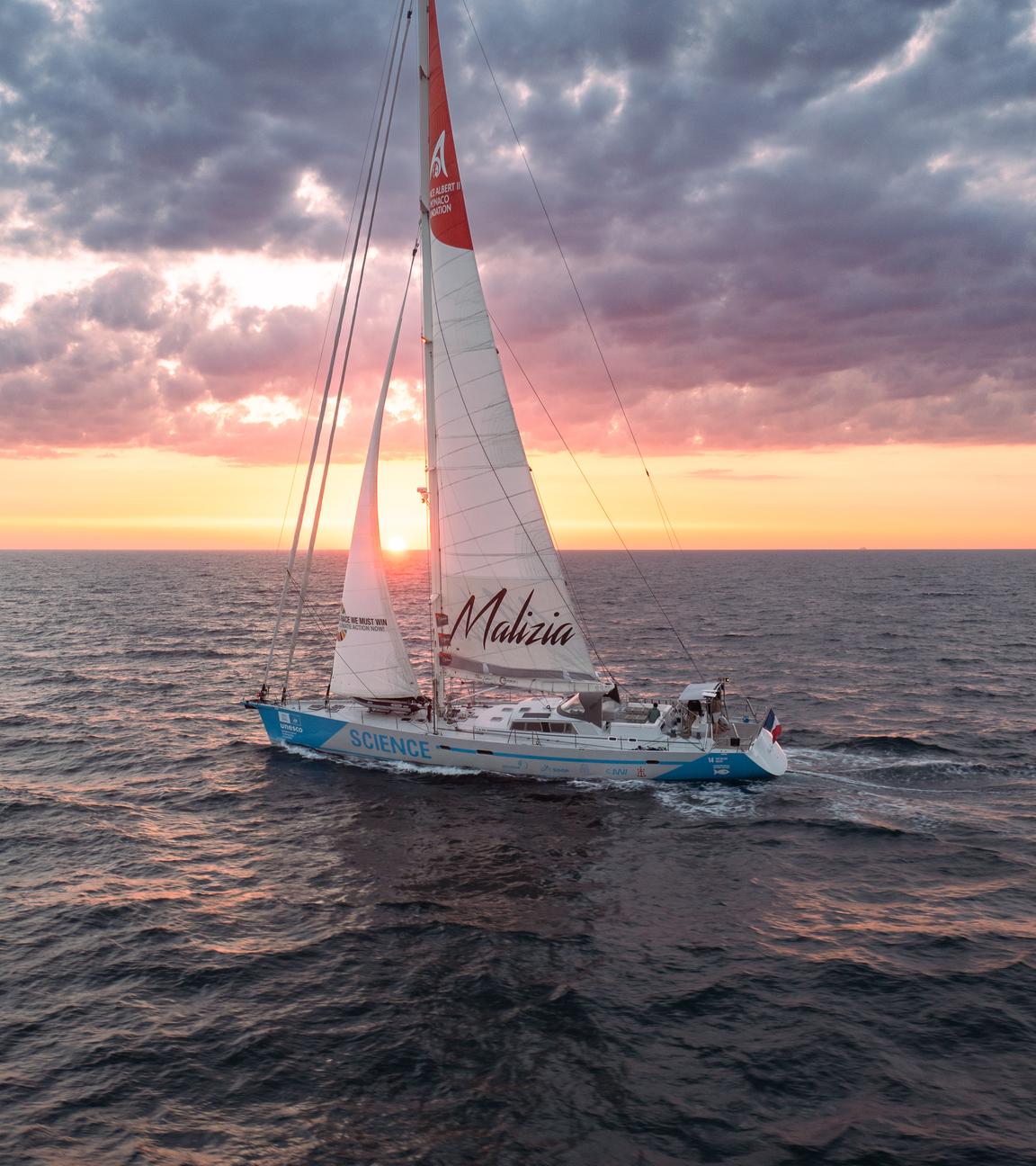 Das Segelschiff "Malizia Explorer" auf dem Meer.